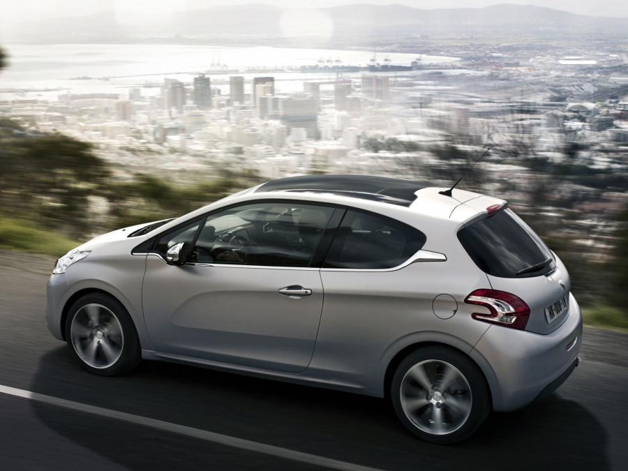  Peugeot 208 3-Door 2012 года  (фото 17 из 31)